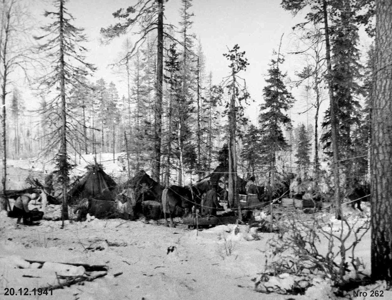 Malu III / JR 35:n ensimmäinen komentopaikka, kolme telttaa: 1) komentaja ja esikunta 2)