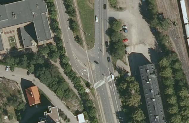 B43. LIITTYMÄT, VETURITIE, ASILANKATU - Mutkassa telibussi ei mahdu kulkemaan sujuvasti omalla kaistalla.