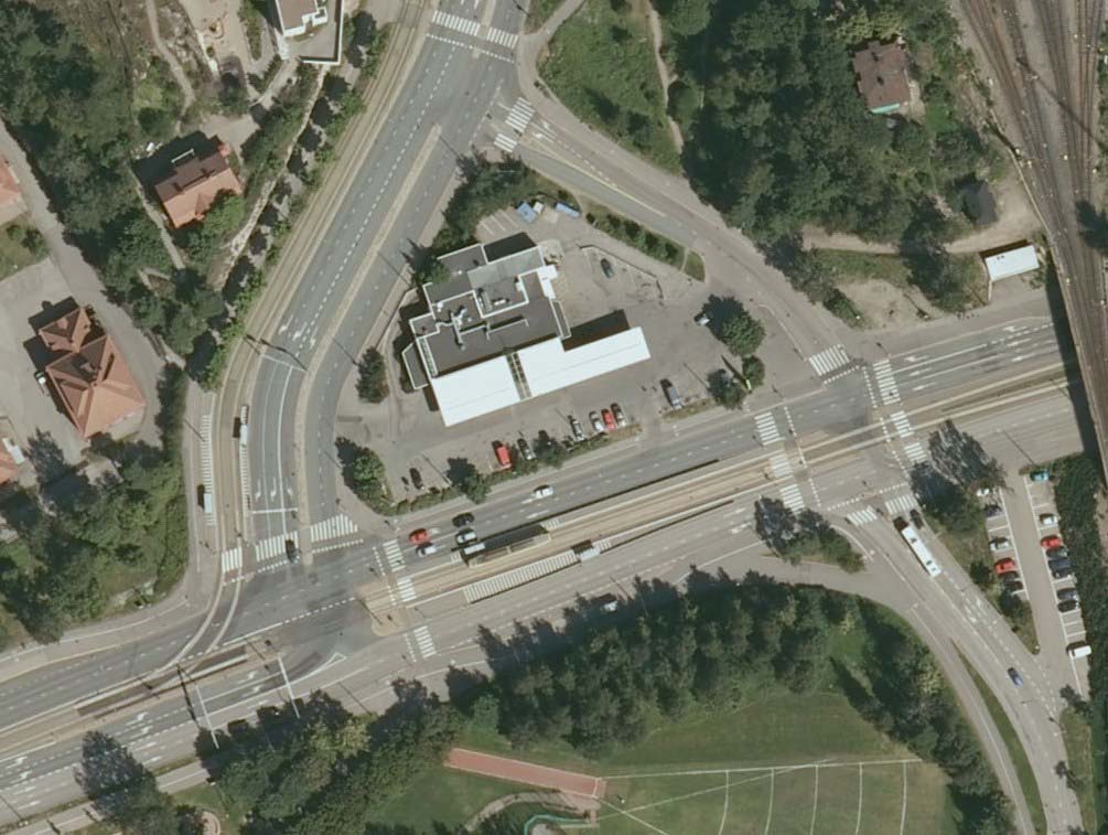B74. YLEISET ARANNUKSET, VETURITIE, ELÄINTARHAN YSÄKKIÄ EDELTÄVÄ MUTKA - Mutkassa bussi ei mahdu kulkemaan oikealla kaistalla.