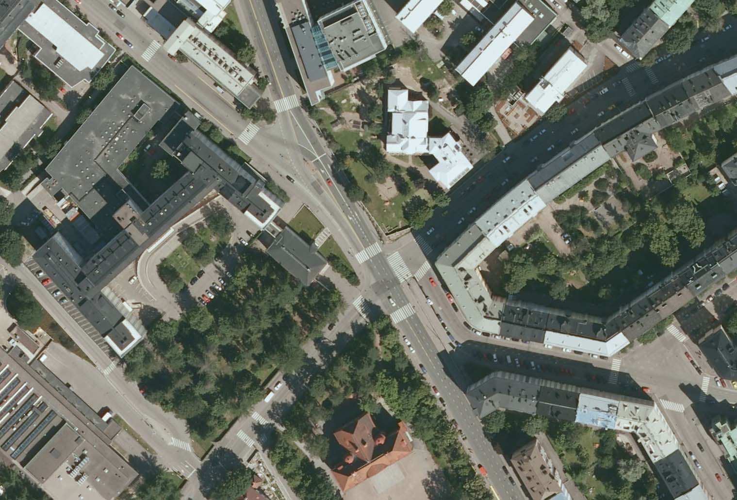 B114. YSÄKIT, NAISTENKLINIKKA, HAARTMANINKATU - Liikennevaloissa odottavat ajoneuvot estävät pysäkille pääsyn. Vaikeuttaa linjoja 14, 14B, 18, 194, 195 suunnassa 2 keskustaan päin.