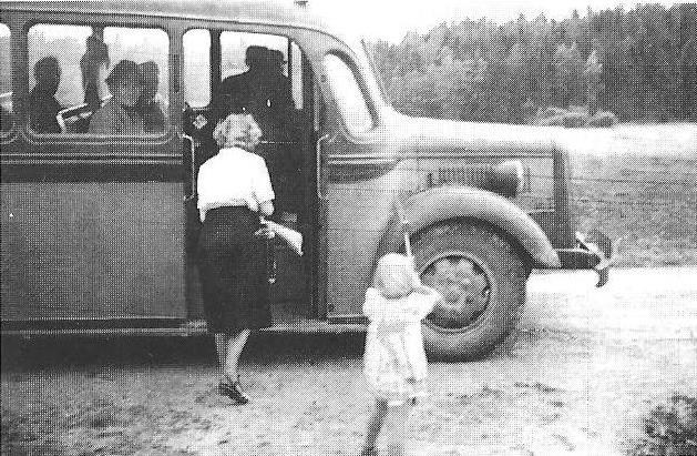 Liikennöitsijä Uuno O. Järvinen Uuno Järvinen ajoi 1930-luvun lopulla ja 1940-luvulla Liikenne Oy:n linjaautoa, mutta halusi itsenäiseksi yrittäjäksi.