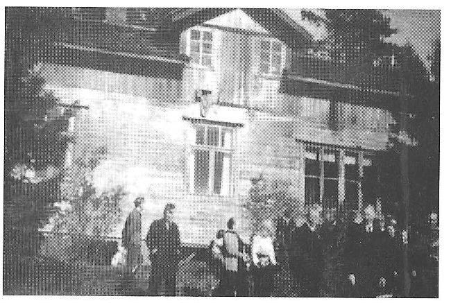 Sirenin talo 1917 yksityisten puuhaama kansakoulu alkoi Sirenin talossa (nyk. Silakkakujalla). Hankkeen alkuunpanijoita olivat kirjakauppias Vainio ja Ali-Keravan koulun opettaja A. Heinonen.