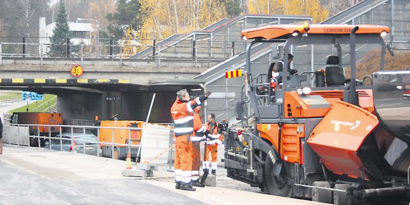 Kauppa tekee kaikkensa saadakseen meidät shoppaamaan ja näyteikkunoissa näkyy jo joulu: voiteluainetta moottorille, jotta se toimisi kitkatta. Vilkasta joulukauppaa odotetaan.