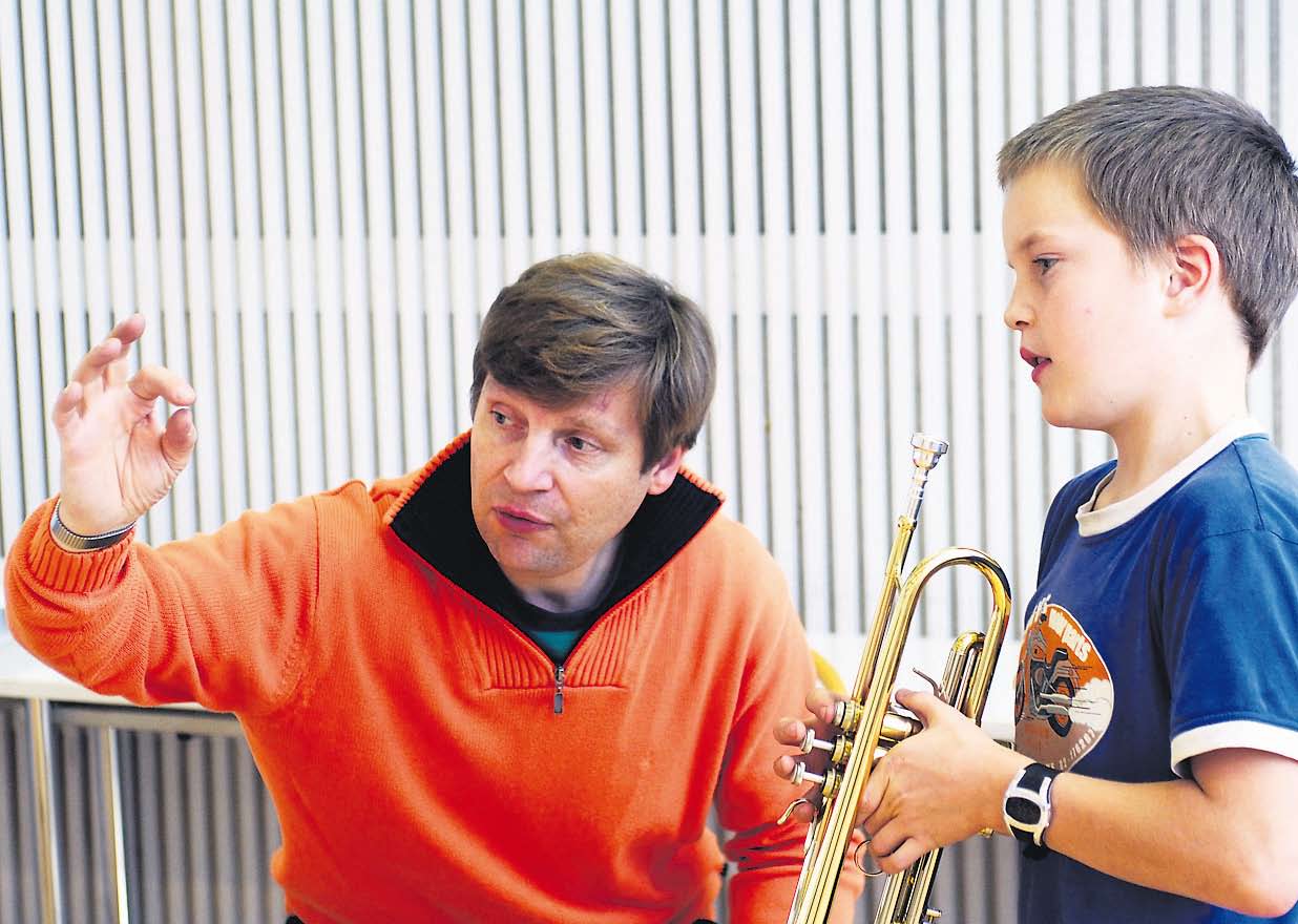 9.11. 29.11.2010 MUSIK 9 Konst och vetenskap på Grankulla musikfest Koko perheen big band -konsertti Arkiater Risto Pelkonen inledde med att citera kompositören Richard Wagner som sa "Musiken börjar