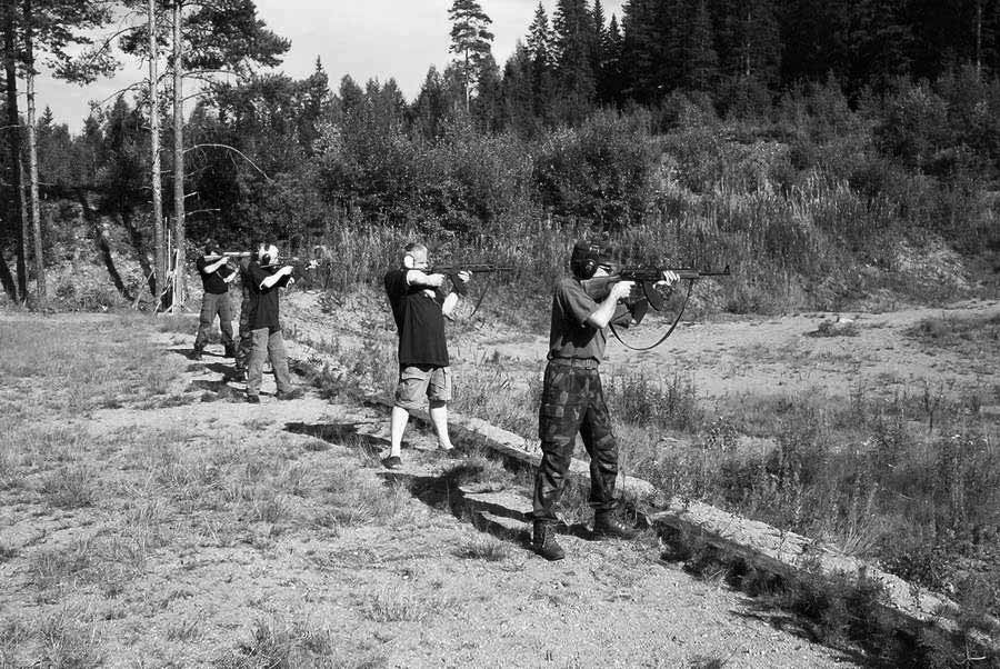 HISTORIA ESPOON RESERVILÄISET ry Espoon Reserviläiset ry perustettiin vuoden 1963 lopulla ja toiminta käynnistyi vuoden 1964 alusta, tosin tuolloin Tapiolan Reservinaliupseerit r.y. -nimisenä.