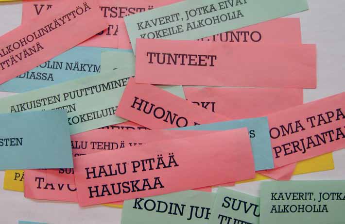 yhteiskunnalliset asiat (lainsäädäntö, media, koulussa opetettavat asiat) koskettavat kaikkia. Perheen oma elämänpiiri koskee lähinnä perheenjäseniä, mutta sitäkin vaikuttavammin.