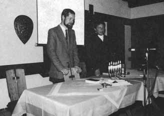 36. LUKU JÄLLEENRAKENTAMISEN AIKA Vasemmalla: Jenny Berliinin muurilla. Alla: Julistamassa parannuksen sanomaa. Maaliskuun lopulla, v. 1984, palasin jälleen Patmoksen saarelle.
