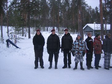 Viimeisessä alamäessä sitten tapahtui ketjureaktio, ja kaikki kaatuivat Karpalot ja Kanervat voitimme tarpojien sarjan. Illalla oli päätösiltanuotio, jossa saimme merkit ja palkinnot.