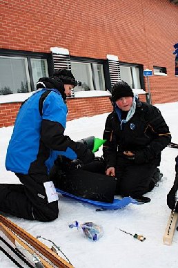 Neljännen ja viidennen rastin väli oli metsikköä ja yhdellä jäsenistä tuli päänsärkyä. Rastin luona hän kuitenkin sitten sai siihen lääkkeen joka tepsi. Rastilla piti täydentää laulu ja laulaa se.