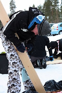 Kuksa 1/09 9 Pitkällisten valmistelujen ja heikosti nukutun yön jälkeen vartiomme kokoontui Kempeleen Kokkokankaan seurakuntakeskuksen pihamaalle. Odottelimme kisan alkua seurakuntakeskuksessa.