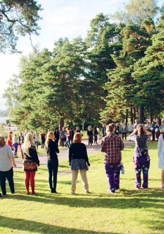 Vähän ennen h-hetkeä minulla ja kuvaajalla nousee sama ajatus mieleen: juokohan ne? Päätämme käydä kaupassa hakemassa muutaman bissen, just in case.