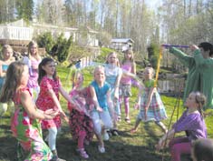Oikeassa reunassa on vihreissä vaatteissa Marjokaisa Piironen, joka on näitä jättikuplia tehnyt vuodesta 1994 alkaen. Kuva: Anu Halme. Valokuvatkaa kotoiset miljöömme!