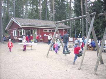 Kylänraitti 2/2011 LAPSET JA NUORET 19 Punaisen tuvan puistotoiminta lopetetaan? Kesäkauden avajaiset tiistaina 7.6.