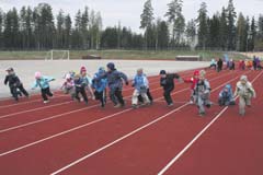 Kylänraitti 2/2011 URHEILU 21 Yleisurheilukoulujen kenttäkausi pyörähtänyt käyntiin Maanantaisin ja torstaisin Veikkolan urheilupuistossa, yleisurheilukentällä ja lähiympäristön maastossa riittää
