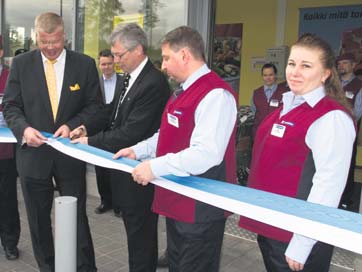 Kylänraitti 2/2011 AJASSA 9 K-Supermarket avattiin Veikkolassa Veikkolan uutta K-Supermarkettia vetävälle kauppiaspariskunnalle, Cedrik Liljestrandille ja Jane Antolalle, Veikkola on tuttu paikka.