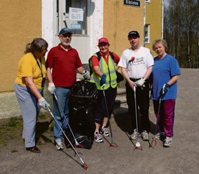 Kylänraitti 2/2006 YMPÄRISTÖ 15 Näköalapaikalta eli urheilupuistosta Vuorenmäen harjalta löytyi runsaasti sanomalehtiä, pulloja, kääreitä ja mehutölkkejä.