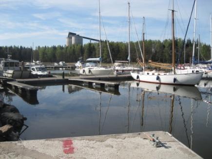 Koti ja kylä kuvaushankkeena Tehtävä alkaa oman kodin piirtämisestä. Sitten kävellään ryhmässä jokaisen lapsen kodille.