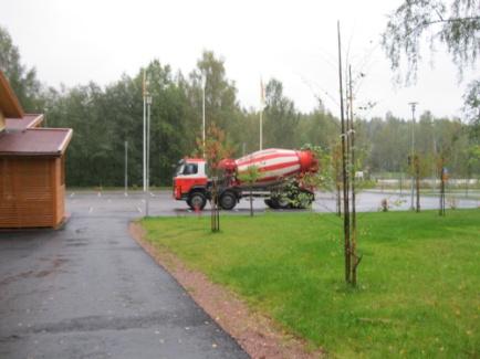 Tehtävä sopii kaikkein pienimmillekin, mikä toki edellyttää sitä että aikuinen tarvittaessa asettuu maahan lapsen perspektiiviin ja kannattelee