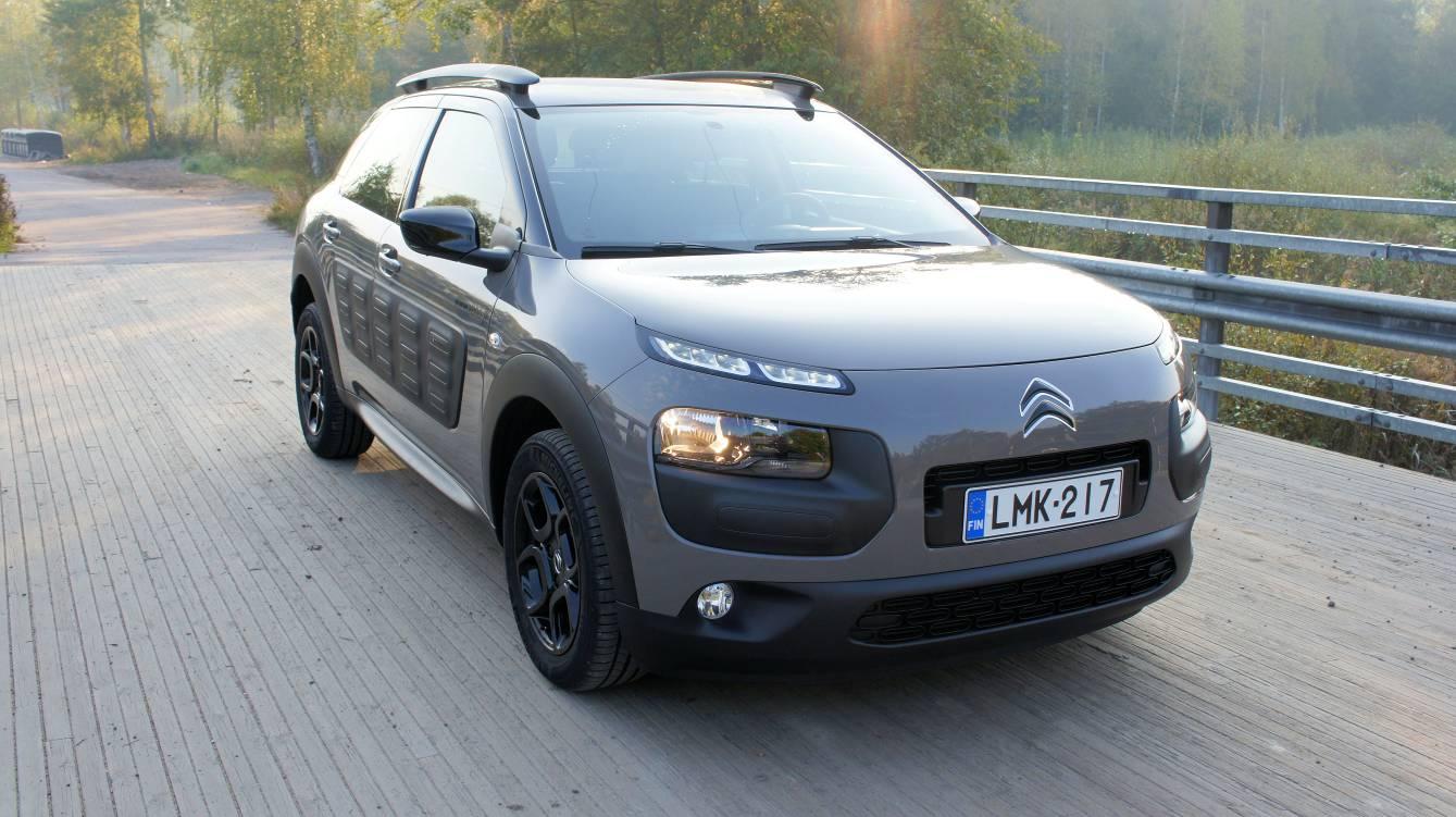 Rutinoffin kuski koeajaa: Citroën C4 Cactus 2014 Cactus syyssäässä vantaalaisella sillalla. Citroën C4 Cactuksen koeajo ajoittui upeisiin syyssäihin, mikä ei ollut ollenkaan huono asia.