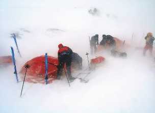 Suurikokoinen retkikunta pystyy liikkumaan pehmeäs säkin lumessa. Myös suunnassa pysyminen on helppoa, koska takimmaiset hiihtäjät havaitsevat heti, jos jono alkaa kääntyä pois suunnasta.
