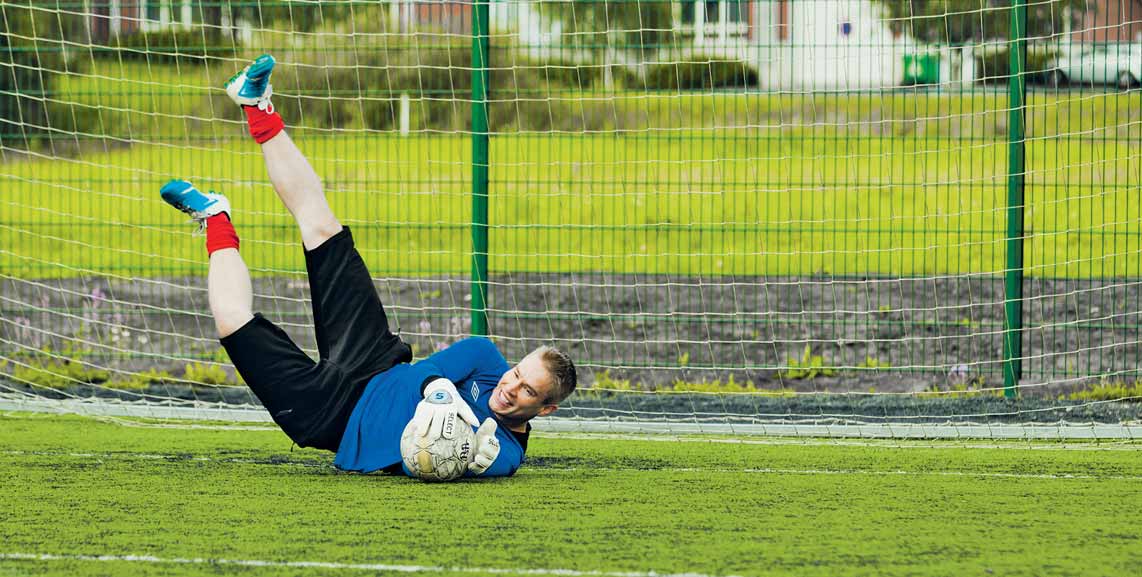 ruotuväki 17/2014 13 vapaalla Kuvat: Ali Rinta-Jaskari Jukka Järvinen on FC Interin kasvatti, mutta tilkitsee nyt FC Hämeenlinnan maalinsuuta.