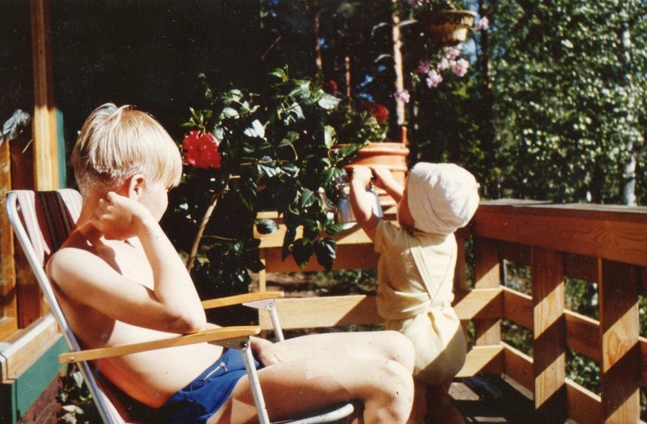 Tässä vaiheessa oli kokovartalokipsi jo poissa ja opeteltiin kainalosauvojen kanssa kulkemaan. Eli kuvan täytyy olla alkuvuotta 1975. Ja otettu Kuhalankujan asunnosta, olohuoneesta.