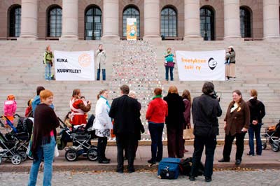 kuvattavana kiviportailla sukkien