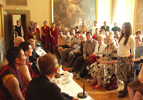 Timanttipolku-buddhalaisuus Suomessa 15 vuotta Lama Ole Nydahl on tähän mennessä perustanut 50 maahan ympäri maailmaa yli 640 maallikkobuddhalaista keskusta.