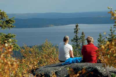 3 Mitä tehdä 4/18 Kesä/retkeily Luontopolut ovat helpoimpia pistäytymiskohteita ja ikkunoita Syötteen alueen luontoon. Ne tarjoavat aina tietoa ympärillä levittäytyvästä luonnosta.