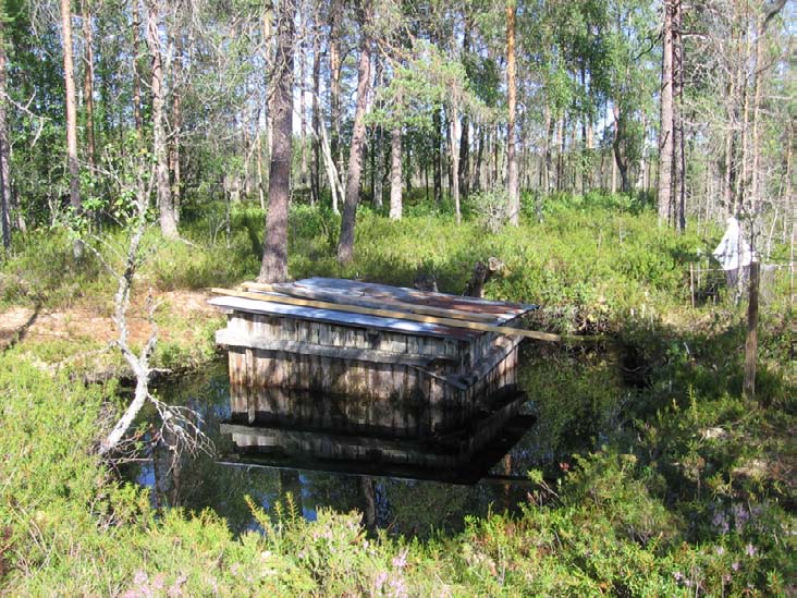 Kuva 55. Lylykeitaan lähteikön isoin lähdeallikko on otettu vedenottokäyttöön. Riikka Juutinen ja Ulla Haapaniemi 008. Tuovinen, henk.koht. tiedonanto 008).