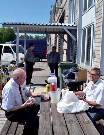 Toukokuun lopulle osui yksi kesän harvoista hellepäivistä, joten perinteisen hallin seinustalla sai grillata sekä makkaraa että omaa nahkaansa.