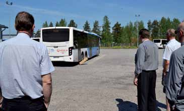 Linja-autonkuljettaja Tiina Saarella oli vapaapäivä, mutta hän halusi tulla Espoon varikolle testauttamaan kuntoaan.