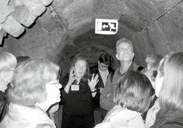 SEURAKUNNISSA TAPAHTUNUTTA 12 Eintopfesser wieder unterwegs! Diesmal am 18. April 2009 in der Domstadt Köln gesichtet Latrinengerüchte - Römischer Abwasserkanal, Foto: Albrecht Winkler 22 6-7 2009 10.