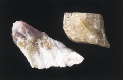 Yleisyys: 1 3, X Mineraali on nimetty Helsingin yliopiston geologian ja mineralogian professorin Pentti Eskolan (1883 1964) kunniaksi. Kem. k. Kromioksidi. Vanadiinipitoinen.