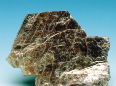FLOGOPIITTI K(Mg,Fe) 3 Si 3 AlO 10 (F,OH) 2 Flogopiitti. Siilinjärvi. Näytteen pituus 10 cm. Geologian tutkimuskeskuksen kivimuseo. Valokuvannut J. Väätäinen. Yleisyys: 100 300, X Kem. k. Kalium-magnesium-rauta-hydroksidifluorialuminosilikaatti.