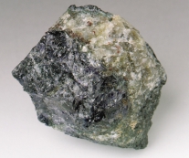 KORDIERIITTI Mg 2 Al 4 Si 5 O 18 Sinertävän musta kordieriitti. Lisäksi vaaleaa kvartsia ja punertavaa granaattia. Pielavesi. Näytteen pituus noin 10 cm. Geologian tutkimuskeskuksen kivimuseo.