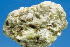 KRYSOBERYLLI BeAl 2 O 4 Krysoberylli. Dragsfjärd. Näytteen pituus 5,5 cm. Geologian tutkimuskeskuksen kivimuseo. Valokuvannut J. Väätäinen. Yleisyys: 10 30, X Kem. k. Beryllium-alumiinioksidi.