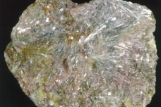 LAURIITTI RuS 2 Yleisyys: 3 10, x Kem. k. Ruteniumsulfidi. Muodostaa ERLICHMANIITIN kanssa seossarjan. Rikkikiisuryhmän mineraali. Kidejärj. Kuutiollinen.