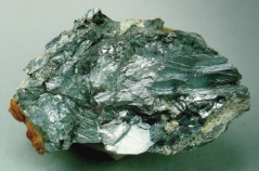 ANTIGORIITTI (Mg,Fe) 3 Si 2 O 5 (OH) 4 Yleisyys: 10 30, x Kem. k. Magnesium-rautahydroksidisilikaatti. Verkkosilikaatti, kaoliniitti-serpentiiniryhmän mineraali. Lizardiitin kanssa polymorfinen.