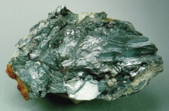 ANTIGORIITTI (Mg,Fe) 3 Si 2 O 5 (OH) 4 Yleisyys: 10 30, x Kem. k. Magnesium-rautahydroksidisilikaatti. Verkkosilikaatti, kaoliniitti-serpentiiniryhmän mineraali. Lizardiitin kanssa polymorfinen.