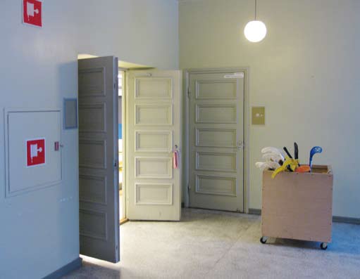 Ovet oli vanhojen valokuvien mukaan maalattu huomattavasti tummemmaksi, nykyinen väristys lienee peräisin 1960-luvulta. Leena Lindell, Keski-Suomen museo 2009.