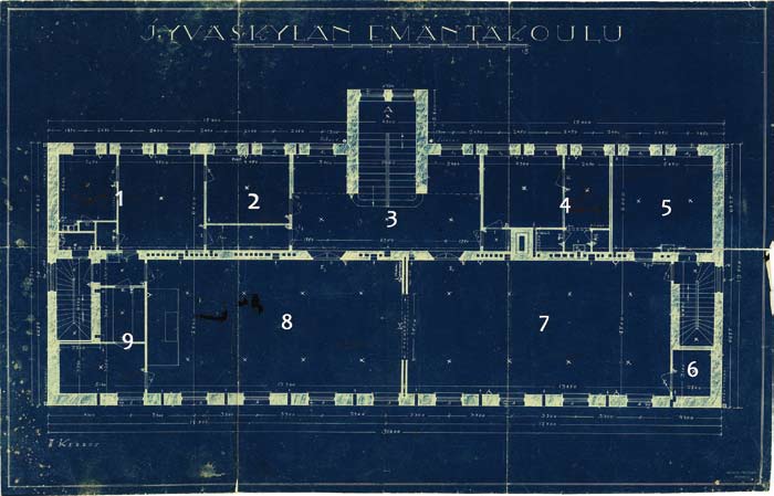 Toisen kerroksen pohjapiirros ja tilojen suunnitellut käyttötarkoitukset: 1. Opettaja-asunto, 2. Kanslia, 3. Halli, 4. Opettaja-asunto, 5. Opettajaasunto tai oppilasasunto, 6. Komero, 7.