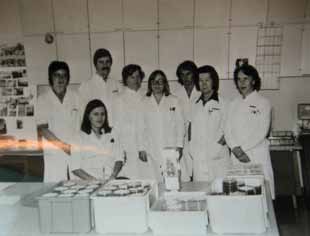 Kuva 1. Pintanäytteiden tutkiminen oli tärkeää sairaalahygienian alkuaikoina 1970-luvulla.
