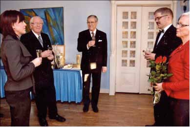 Arton vieressä puoliso Pirkko Arhio. Kuva 20. Hämeenlinnassa 2008.