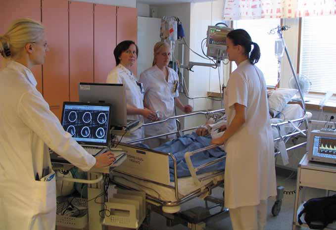 AVH-yksikkö vuonna 2006. Kierrolla erikoislääkäri Susanna Roine, sh Päivi Paasikivi, ph Johanna Teräs ja sh Heidi Rajaniemi. Neurologian klinikan paikkaluku oli vuoteen 1990 saakka 51.