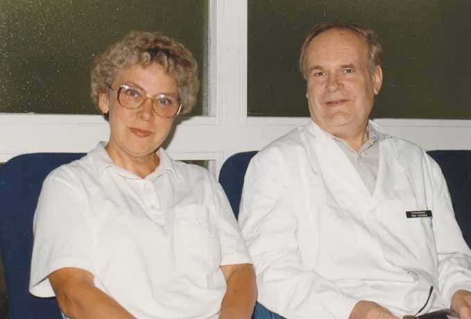 1990-luvun alussa osastonhoitaja Tuula Granlund ja Timo Tuovinen, Suomen ensimmäisiä neurofysiologiaan perehtyneitä neurologeja. tautunut tähän ratkaisumalliin varsin varauksellisesti.