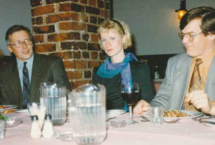 Suomen neurologisen palvelujärjestelmän kehitys Koulutustilaisuus Tampereella 1990-luvun alkupuolella. Kuvassa vasemmalta Matti Latvala, Marja Haanpää ja Turo Nurmikko.