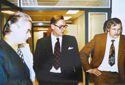 Neuvottelua Kainuun KS:n neurologian yksiköstä marraskuussa 1976. Kuvassa Prof. Eero Hokkanen, Kainuun KS:n johtava lääkäri Juhani Apajalahti ja neurologi Sakari Hernberg.