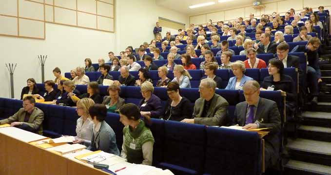 Neuroalojen lääkäreitä ja tutkijoita koulutuksessa. Oikealla edessä emeritusprofessorit Matti Vapalahti ja Panu Hakola.