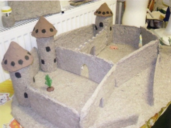 Linnan rakennuksien ja sisäpihan ympärille rakennettiin vielä muurit vihollisen pääsyn estämiseksi linna-alueelle. Jos linnaa ei ympäröinyt vesi, rakennettiin vallihauta linnan ympärille.